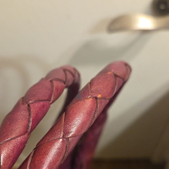 Alexandro Yeo Elegant Burgundy Embossed Tote Bag - Picture 5 of 13